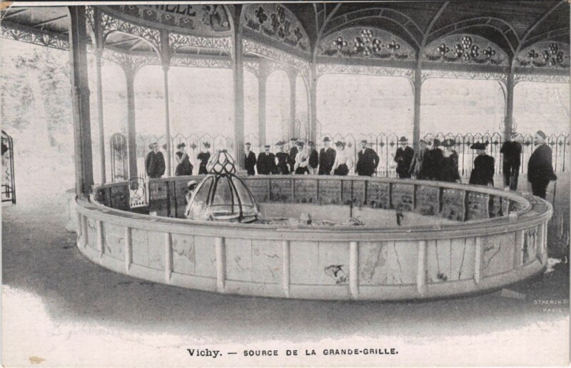 Carte postale ancienne Vichy Source de la Grande-Grille à Vichy