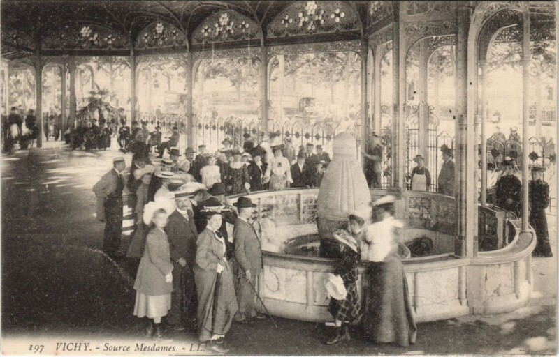 Carte postale ancienne Vichy Source Mesdames à Vichy