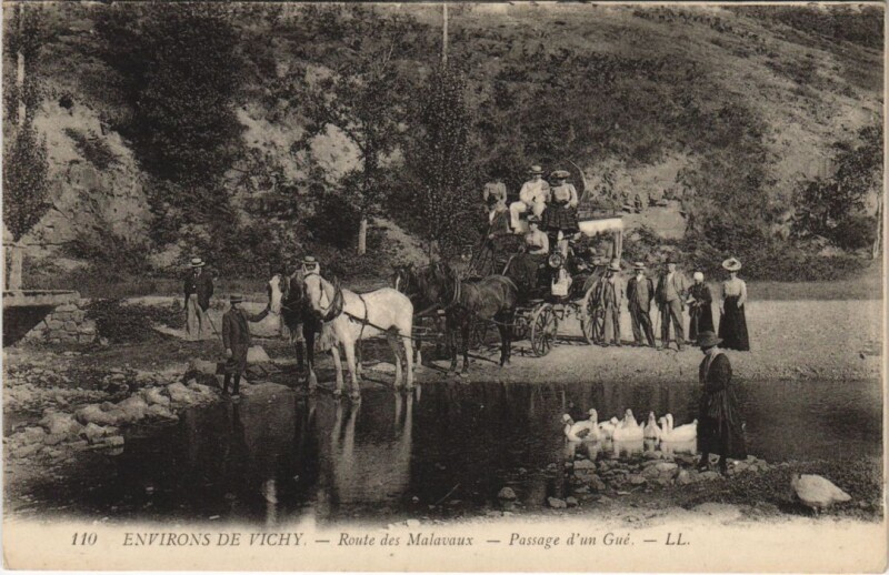 Carte postale ancienne Vichy Environs - Route des Malavaux - Passage d'un Gue à Vichy