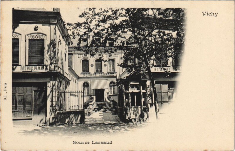 Carte postale ancienne Vichy Source Larsaud à Vichy