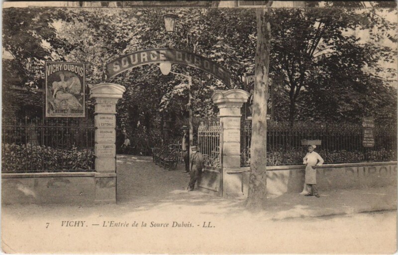Carte postale ancienne Vichy L'Entree de la Source Dubois à Vichy