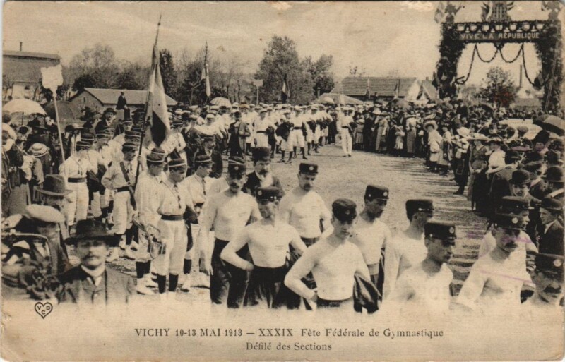 Carte postale ancienne Vichy 39. Fete Federale de Gymnastique - Defile des Sections à Vichy