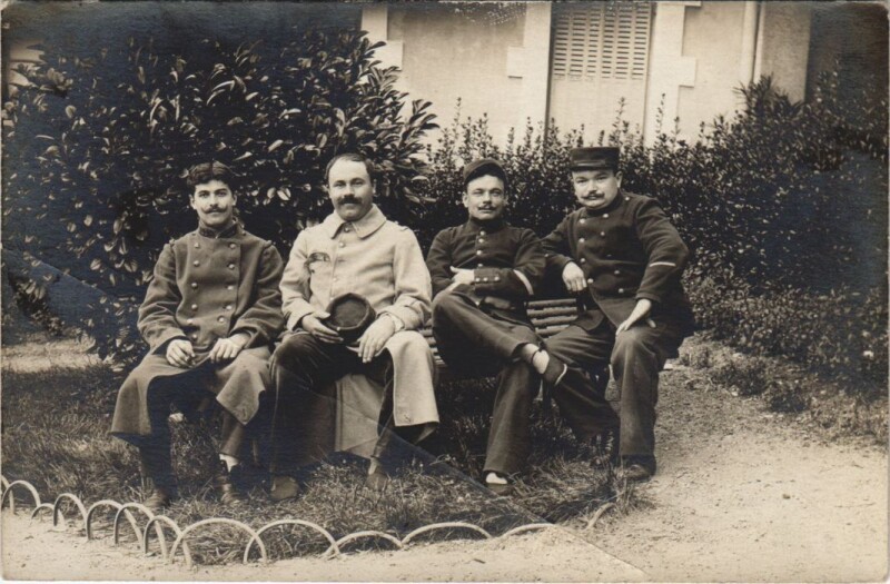 Carte postale ancienne Vichy Soldiers à Vichy
