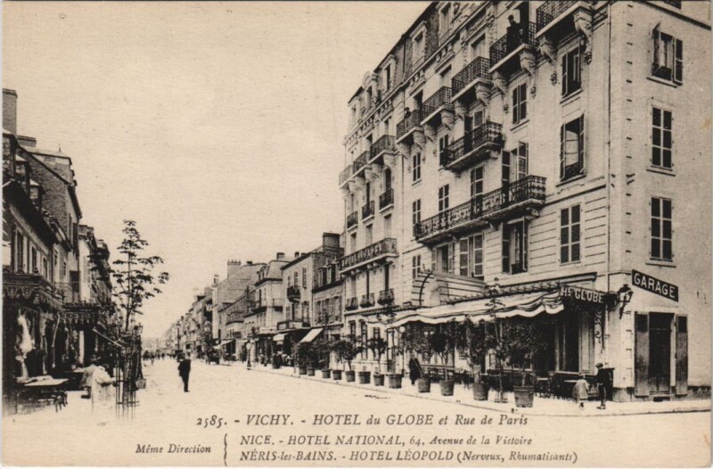 Carte postale ancienne Vichy Hotel du Globe et Rue de Paris à Vichy