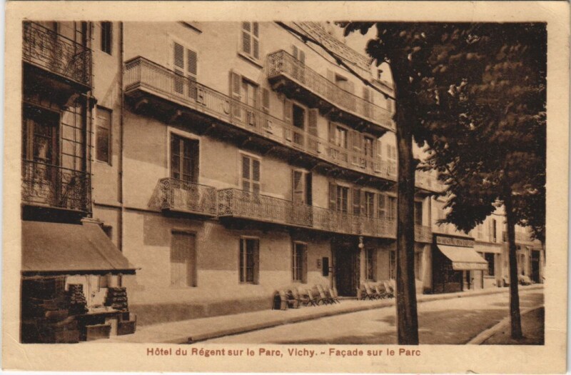 Carte postale ancienne Vichy Hotel du Regent sur le Parc - Facade sur le Parc à Vichy