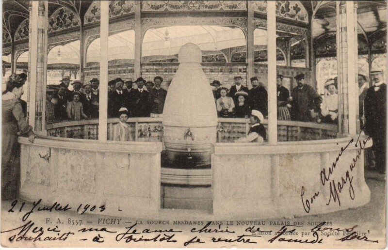 Carte postale ancienne Vichy La Source Mesdames dans le Nouveau Palais des Sources à Vichy