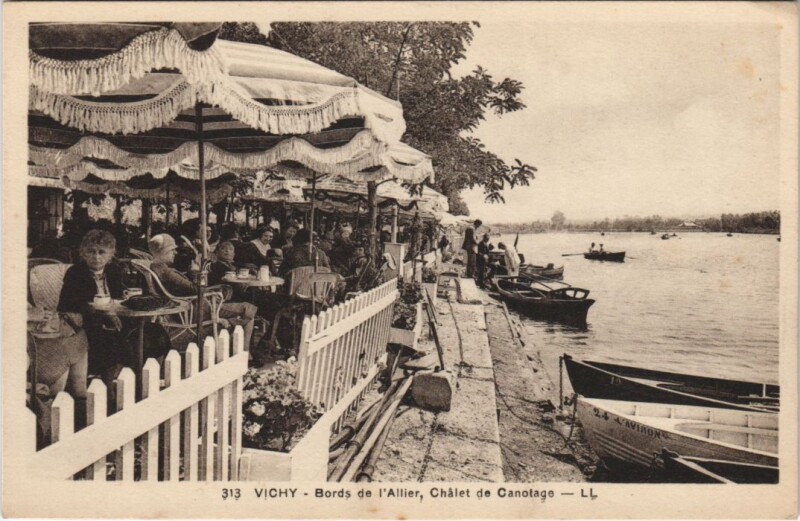 Carte postale ancienne Vichy Bords de l'Allier - Chalet de Canotage à Vichy