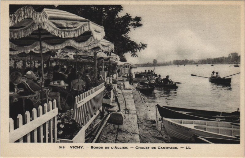 Carte postale ancienne Vichy Bords de l'Allier - Chalet de Canotage à Vichy