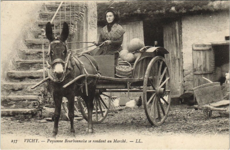 Carte postale ancienne Vichy Paysanne Bourbonnaise se Rendant au Marche à Vichy