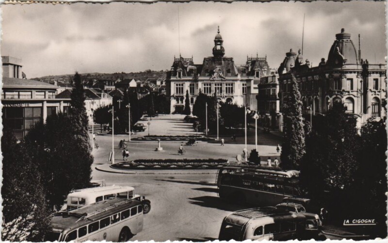 Carte postale ancienne Vichy Reine des Villes d'Eaux - L'Esplanade de l'Hotel de Ville à Vichy
