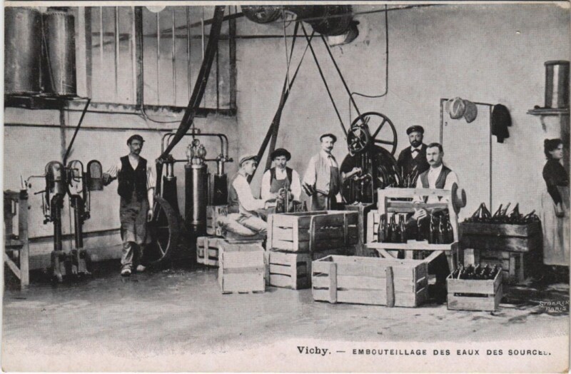 Carte postale ancienne Vichy Embouteillage des Eaux des Sources à Vichy