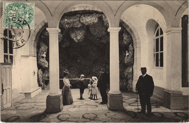 Carte postale ancienne Vichy Ancienne Source des Celestins à Vichy