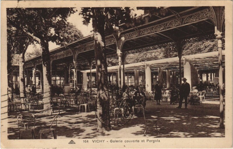 Carte postale ancienne Vichy Galerie Couverte et Pergola à Vichy