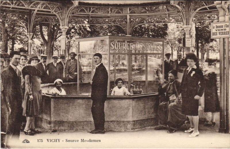 Carte postale ancienne Vichy Source Mesdames à Vichy