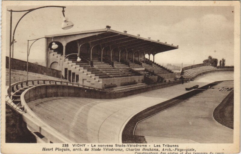 Carte postale ancienne Vichy Le Nouveau Stade-Velodrome - Les Tribunes à Vichy
