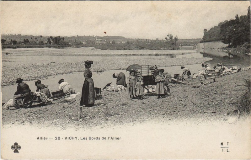 Carte postale ancienne Vichy Les Bords de l'Allier à Vichy