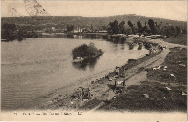 Carte postale ancienne Vichy Une Vue sur l'Allier à Vichy