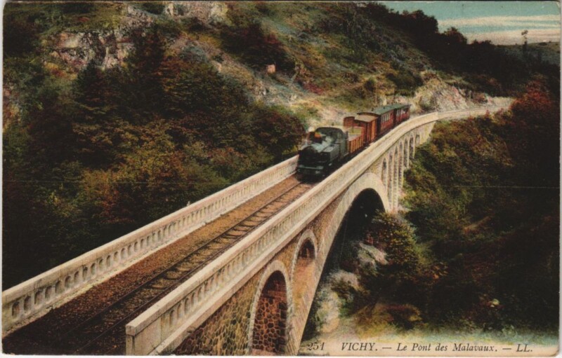 Carte postale ancienne Vichy Le Pont des Malavaux à Vichy