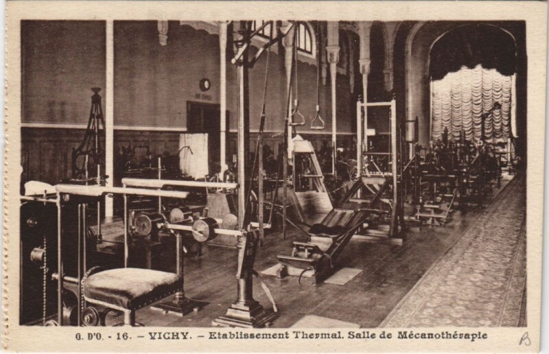 Carte postale ancienne Vichy Etablissement Thermal - Salle de Mecanotherapie à Vichy