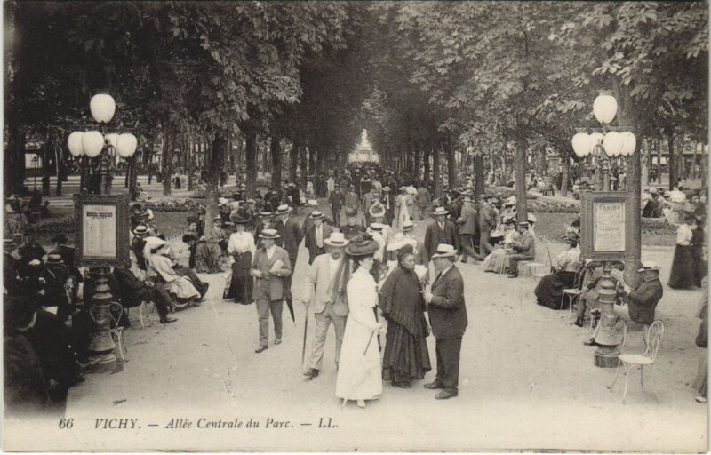 Carte postale ancienne Vichy Allee Centrale du Parc à Vichy