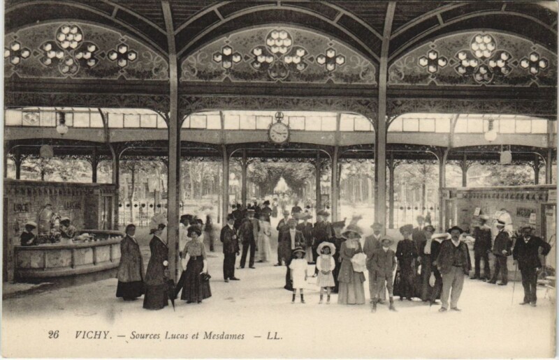 Carte postale ancienne Vichy Sources Lucas et Mesdames à Vichy