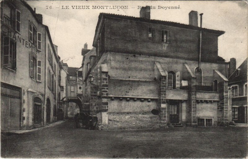 Carte postale ancienne Montlucon Rue du Doyenne