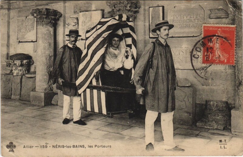 Carte postale ancienne Neris-les-Bains Les Porteurs