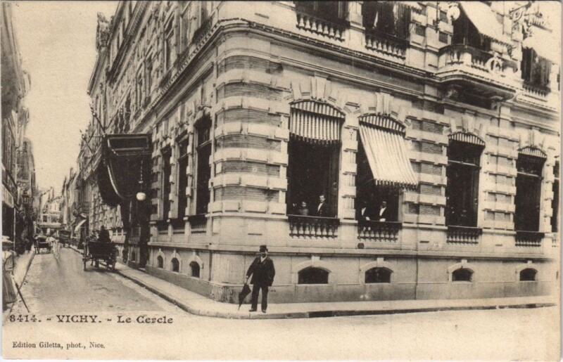 Carte postale ancienne Vichy Le Cercle à Vichy