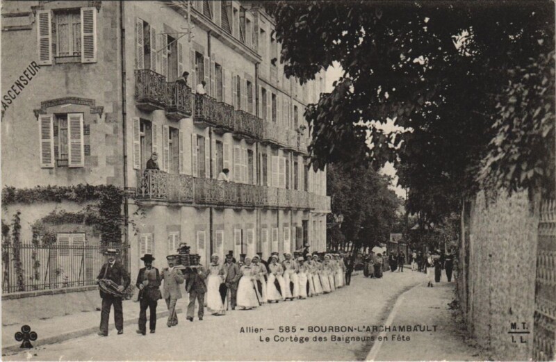 Carte postale ancienne Bourbon-l'Archambault Le Cortege des Baigneurs en Fete à Bourbon-l'Archambault