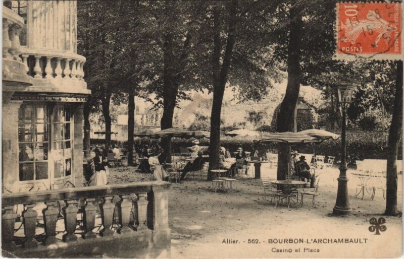 Carte postale ancienne Bourbon-l'Archambault Casino et Place à Bourbon-l'Archambault