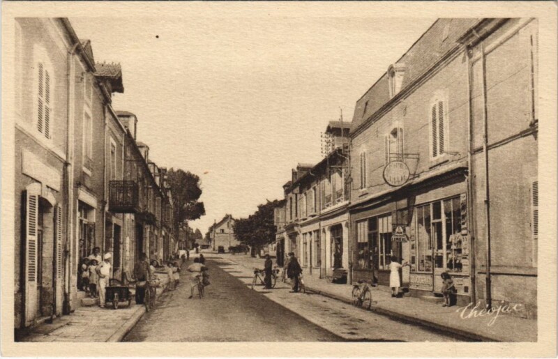 Carte postale ancienne Vallon-en-Sully Rue Paul-Constant à Vallon-en-Sully