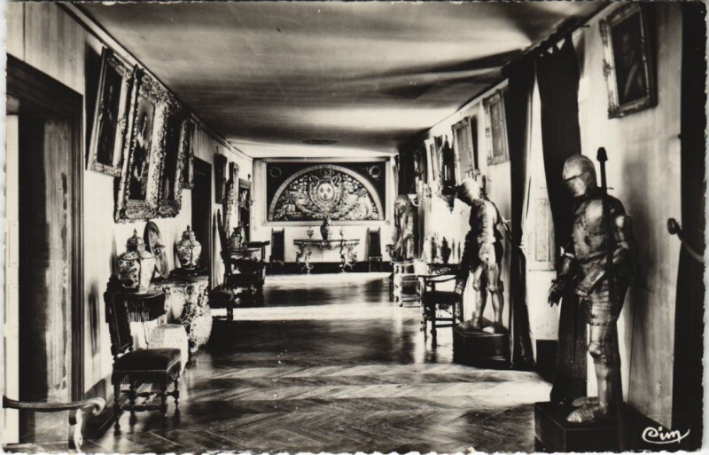 Carte postale ancienne Veauce Galerie du Chateau - Armures et Potiches à Veauce