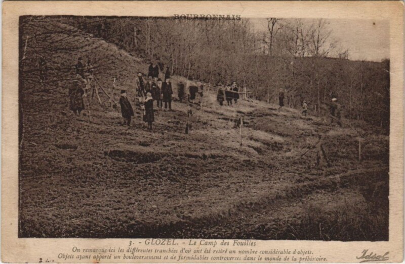Carte postale ancienne Glozel Le Champ des Fouilles