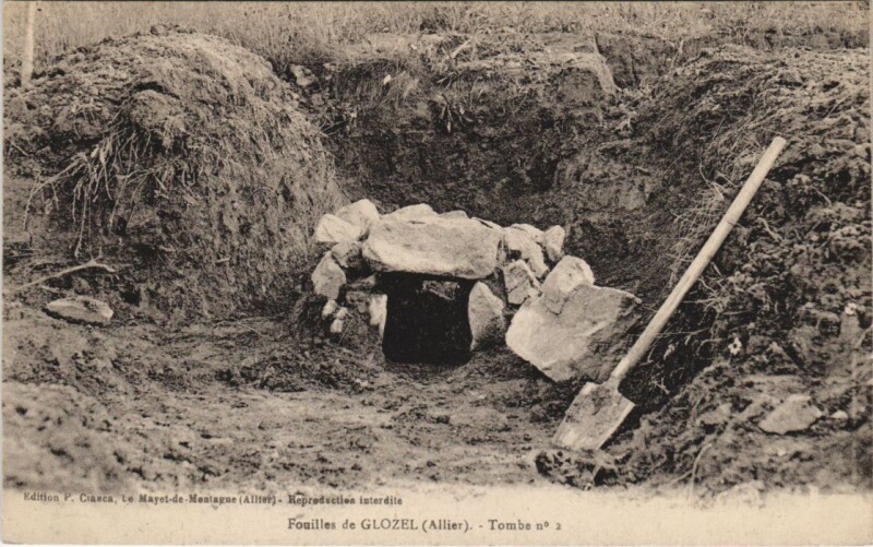 Carte postale ancienne Glozel Fouilles de Glozel - Tombe No. 2