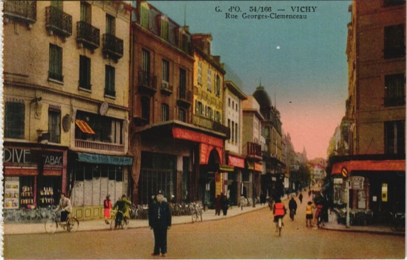 Carte postale ancienne Vichy Rue Georges-Clemenceau à Vichy