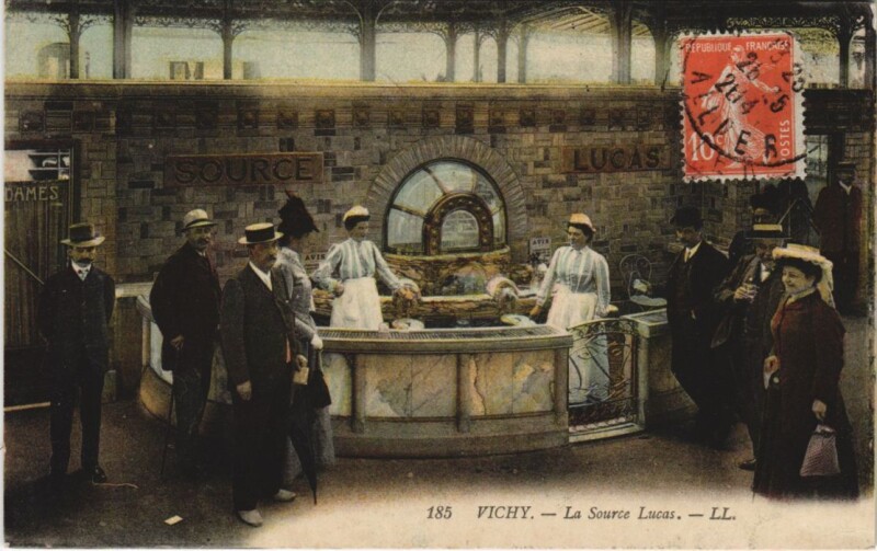 Carte postale ancienne Vichy La Source Lucas à Vichy