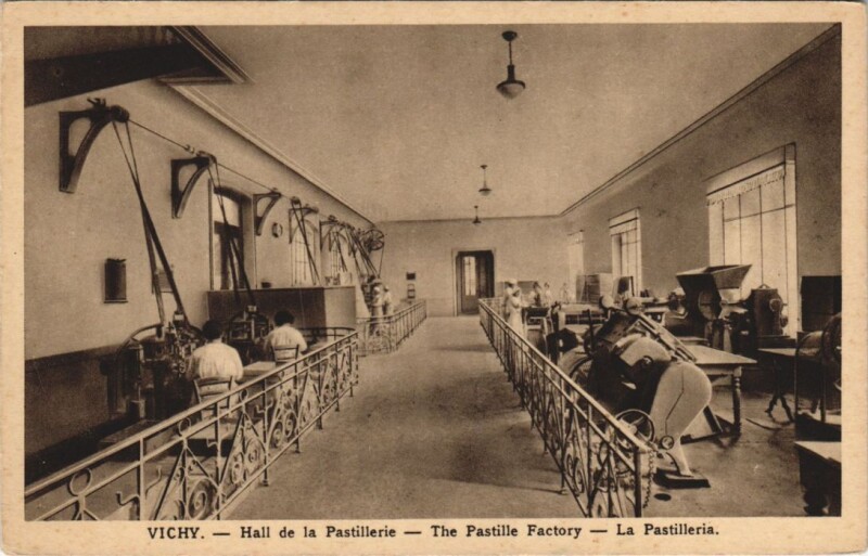 Carte postale ancienne Vichy Hall de Pastillerie à Vichy