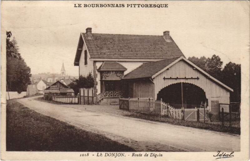 Carte postale ancienne Le Donjon Route de Digoin au Donjon