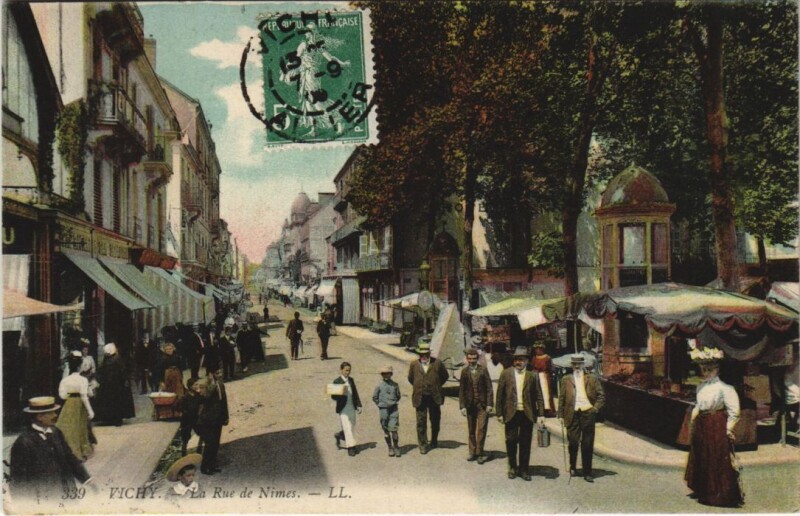 Carte postale ancienne Vichy La Rue de Nimes à Vichy