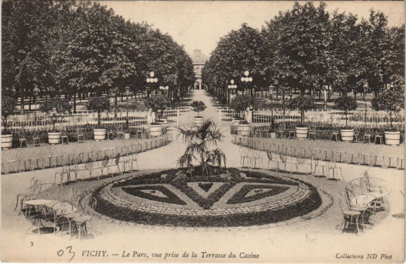 Carte postale ancienne Vichy Le Parc - Vue prise de la Terrasse du Casino à Vichy