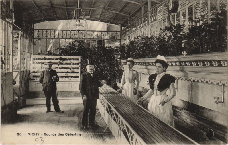 Carte postale ancienne Vichy Source des Celestins à Vichy