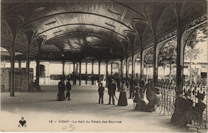 Carte postale ancienne Vichy Le Hall du Palais des Sources à Vichy