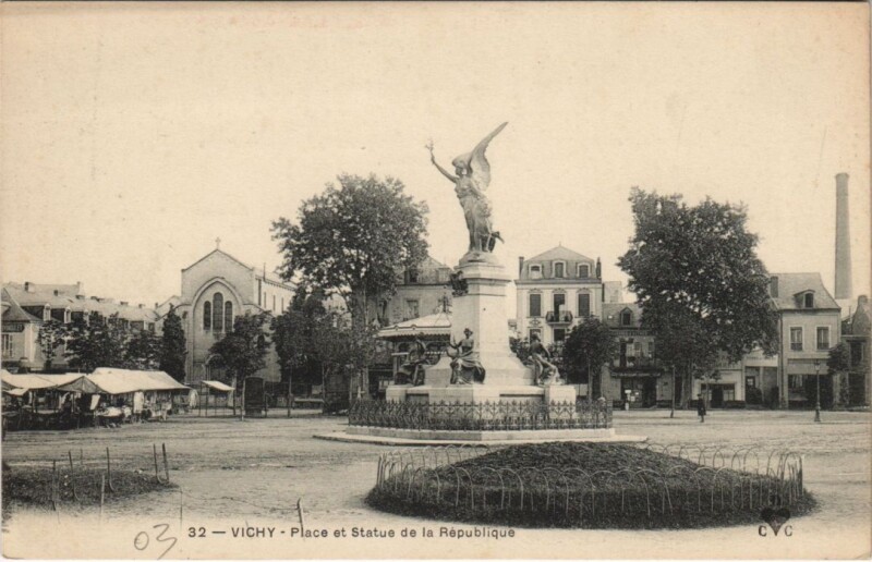 Carte postale ancienne Vichy Place et Statue de la Republique à Vichy