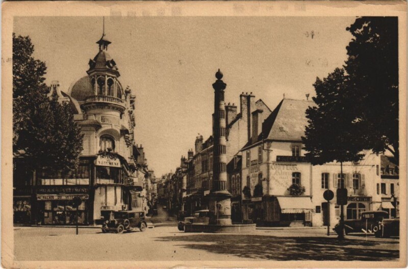 Carte postale ancienne Moulins Place et Rue d'Allier à Moulins