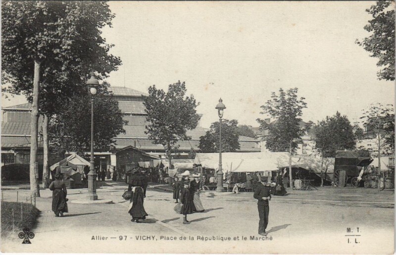 Carte postale ancienne Vichy Place de la Republique et le Marche à Vichy