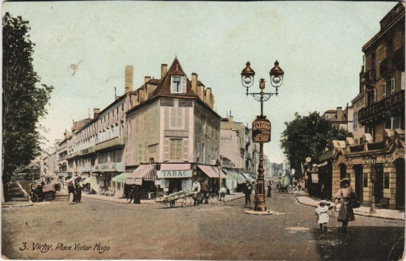 Carte postale ancienne Vichy Place Victor Hugo à Vichy