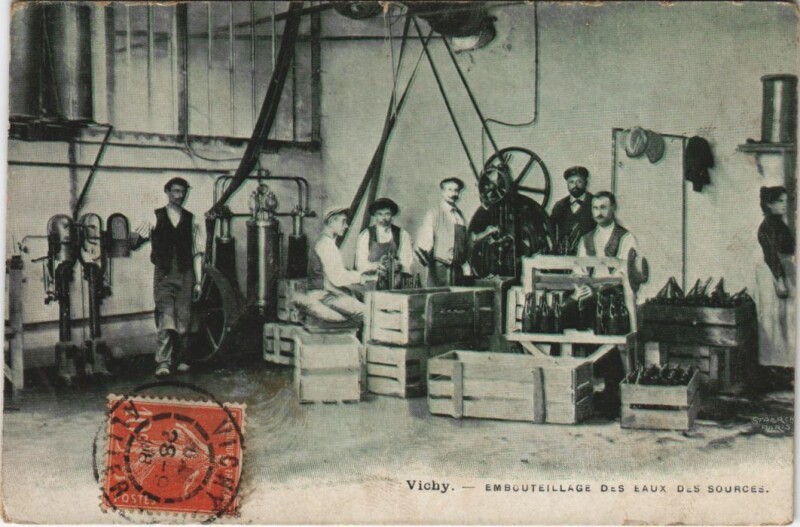 Carte postale ancienne Vichy Embouteillage des Eaux des Sources à Vichy