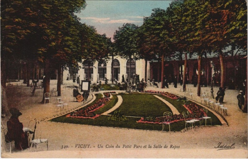 Carte postale ancienne Vichy Un Coin du Petit Parc et la Salle de Repos à Vichy