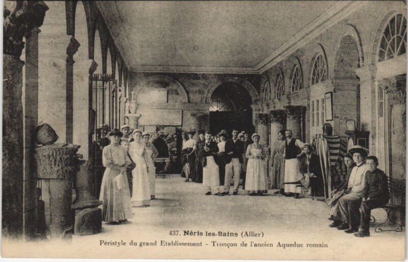 Carte postale ancienne Neris-les-Bains Peristyle du Grand Etablissement