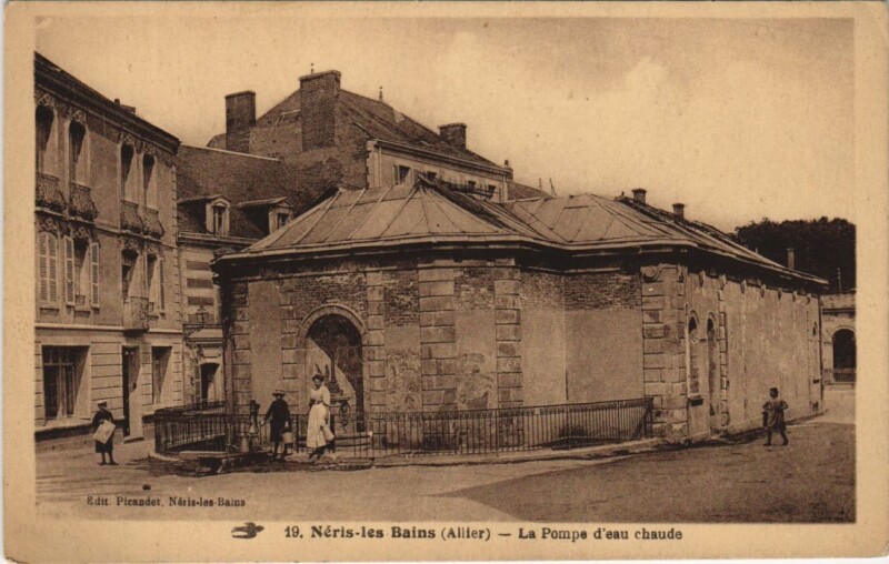 Carte postale ancienne Neris-les-Bains La Pompe d'Eau Chaude